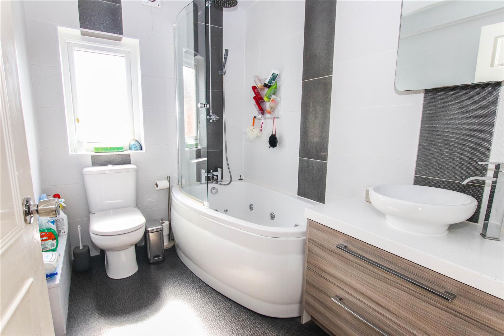 FIRST FLOOR BATHROOM